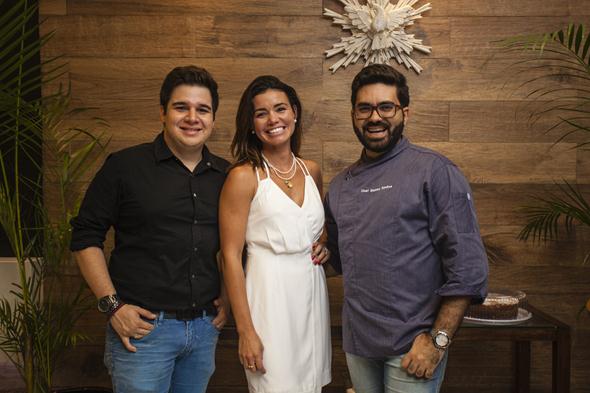 Rebeka Oliveira, ladeada pelo arquiteto Luiz Canto - quem projetou o espaço - e o chef Elsinho Simões. Crédito: Victor Muzzi / Divulgação 