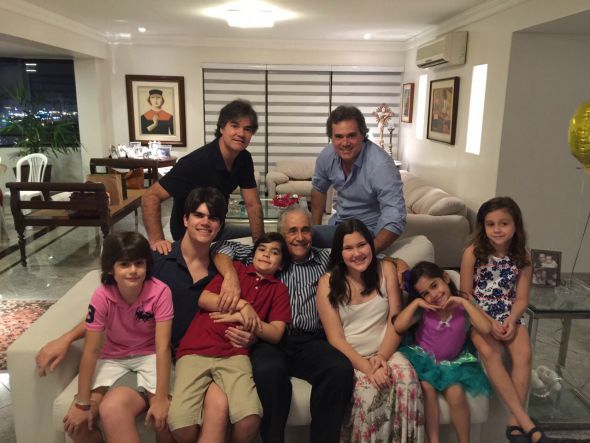 Marcello com os seis netos e os filhos Gilberto e Sílvio. Crédito: Arquivo Pessoal