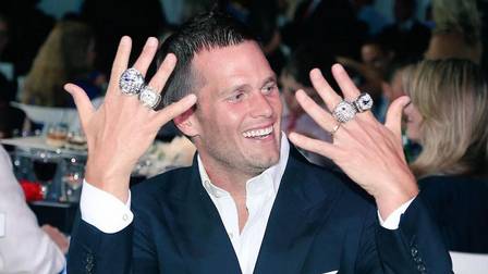 Tom Brady e os anéis do super bowl  Créditos: Reprodução Internet 
