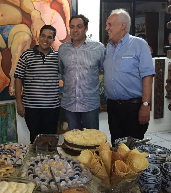 Jarbinhas, Paulo Câmara e Jarbas Vasconcelos na irresistível mesa de sobremesas