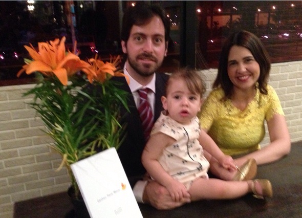 Renata Maia com o marido Júlio Ribeiro e a garotinha que inspirou o livro, Manuela. Crédito: Arquivo pessoal