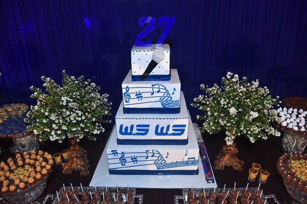 O bolo de quatro andares do aniversário de Safadão