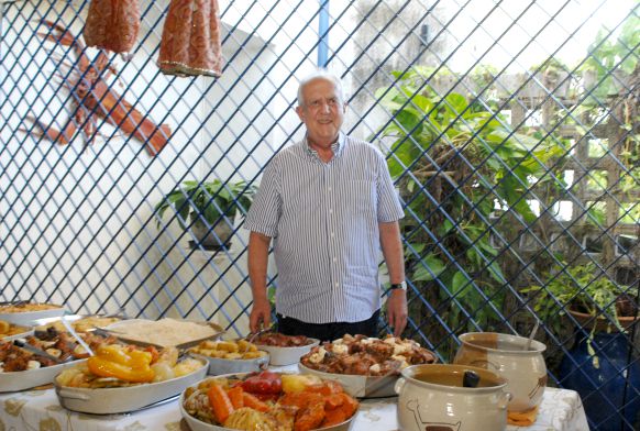 Jarbas prepara o famoso cozido em sua casa no Janga