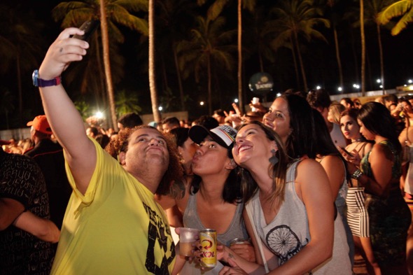 Gominho e suas fãs. Crédito: Vito Sormany / Divulgação