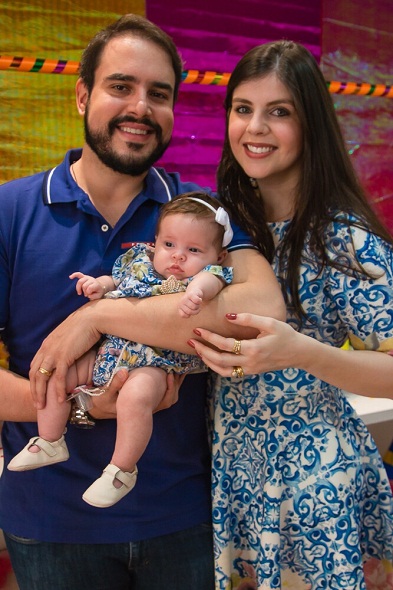 Katarina Gouveia com o marido Anderé Berardo e a filha Manuela na comemoração dos três  anos de sua loja. Crédito: Mundo Puppet / Divulgação