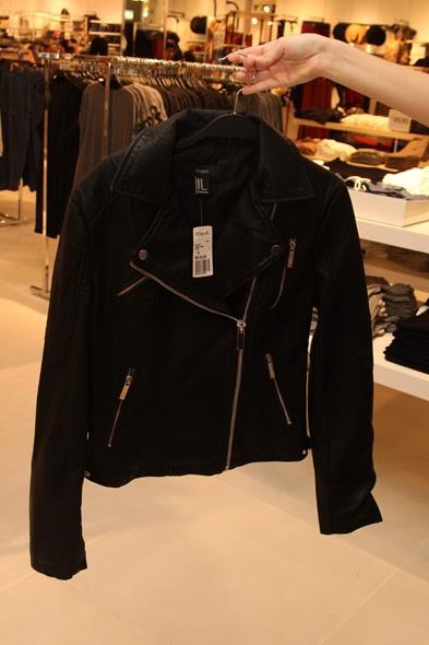Uma das peças mais caras da loja, a jaqueta preta custa R$ 149,90. Crédito: Tatiana Sotero/D.P./DA Press