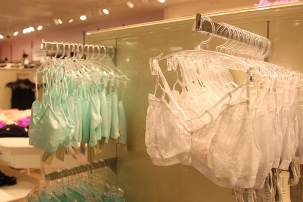 Os strappy bras, que caíram no gosto das meninas, custam R$ 25,90 (liso) e R$ 35,90 (rendado). Crédito: Tatiana Sotero/D.P./DA Press