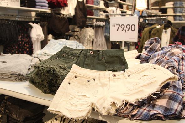 Os shorts detonados custam R$ 79,90 e aparecem em várias cores. Crédito: Tatiana Sotero/D.P./DA Press