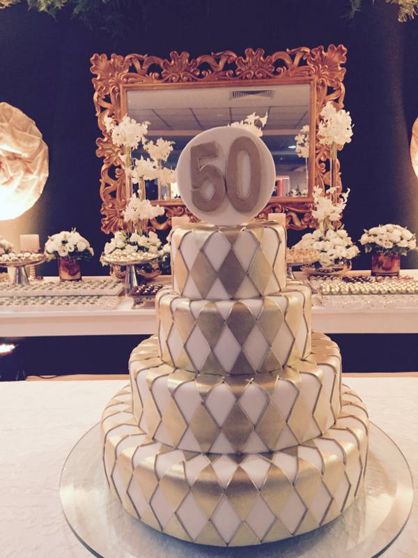 O belo bolo dos 50 anos da Glorinha Boutique