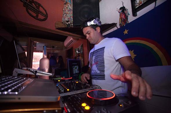 DJ Korossy foi um dos escolhidos para agitar a festinha Créditos: Vito Sormany/Moove Comunicação