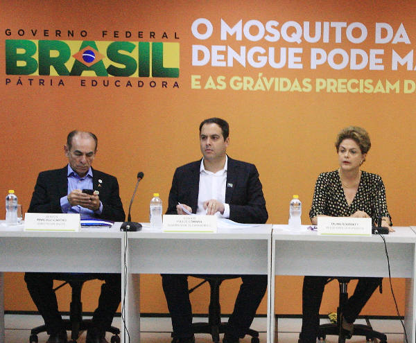 Ministro Macerlo Castro no celular/Aloísio Moreira