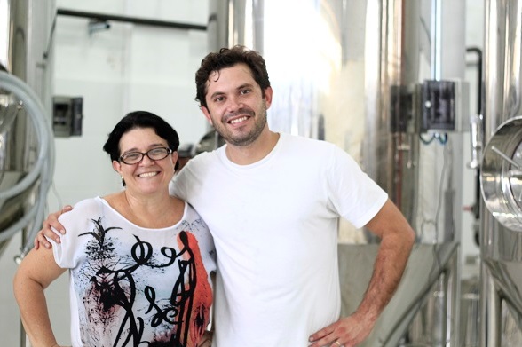 O empresário Diogo Chiarardia com a mestre cervejeira Kátia Jorge. Crédito: Raquel Melo / Divulgação 