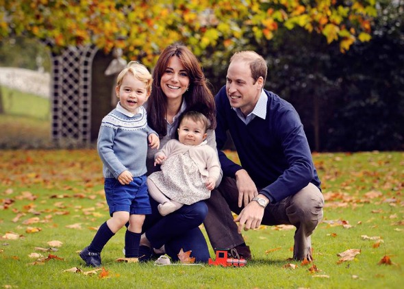 Kate Middleton e o Príncipe William ao lado dos dois filhos em nova foto oficial. Crédito: Chris Jelf/Kensington Royal/Reprodução