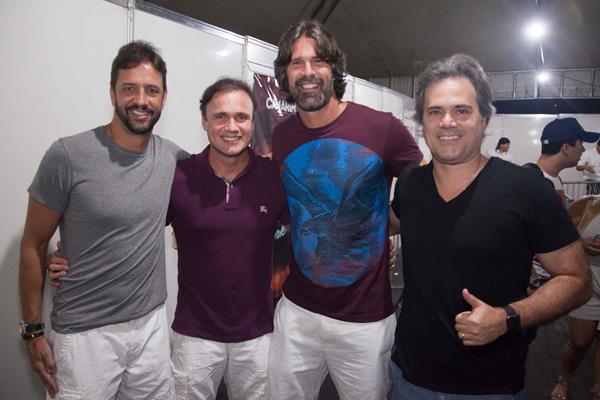 Henrique Figueira, Waldemar Valente, André Gimk e Silvio Pontual circulando pelos corredores do camarim - Crédito: Vito Sormany/Divulgação