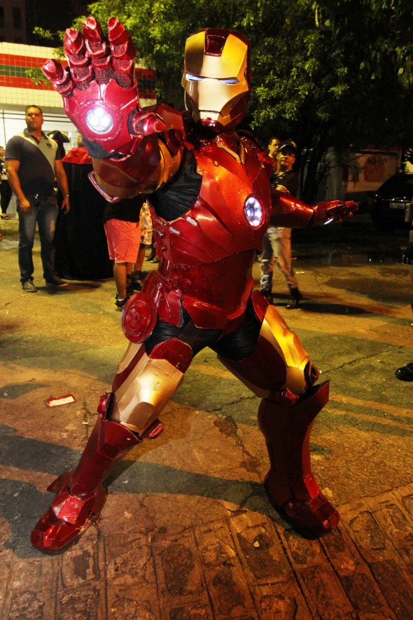 José Almir na armadura do Homem de Ferro - Credito: Nando Chiappetta/DP