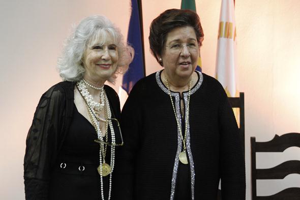 Fátima Quintas passou a presidência da APL para Margarida Cantarelli. Crédito: Ricardo Fernandes / DP 
