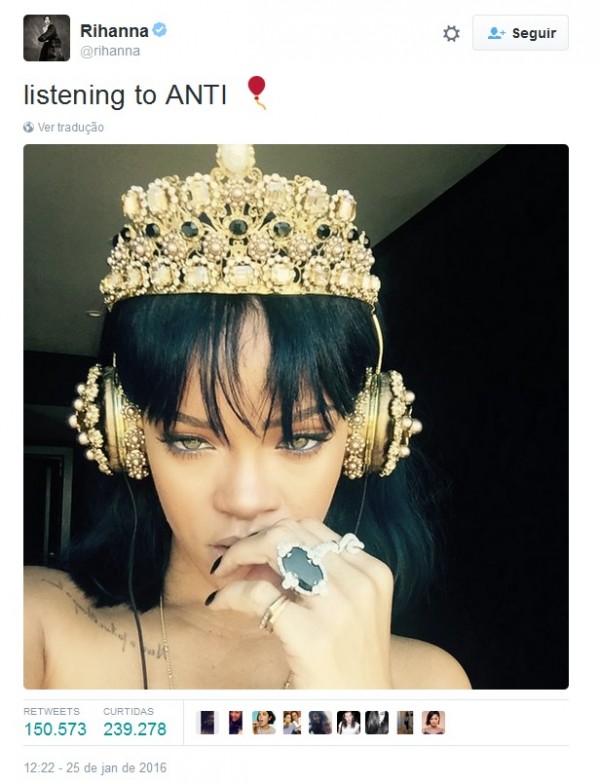 Cantora postou foto usando fone de ouvido de R$41 mil 