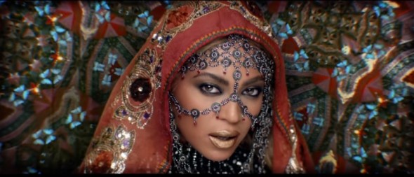 No clipe, a cantora aparece vestida com roupas tradicionais indianas - Crédito: Reprodução/Youtube