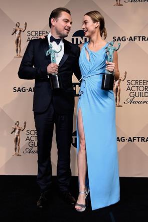 Leonardo DiCaprio posa com Brie Larson. Os atores ganharam as principais categorias em cinema - Crédito: Reprodução/Twitter