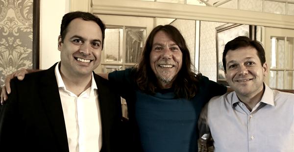 Lenine ladeado pelo governador Paulo Câmara e o prefeito Geraldo Julio - Crédito: Aluisio Moreira/Sei