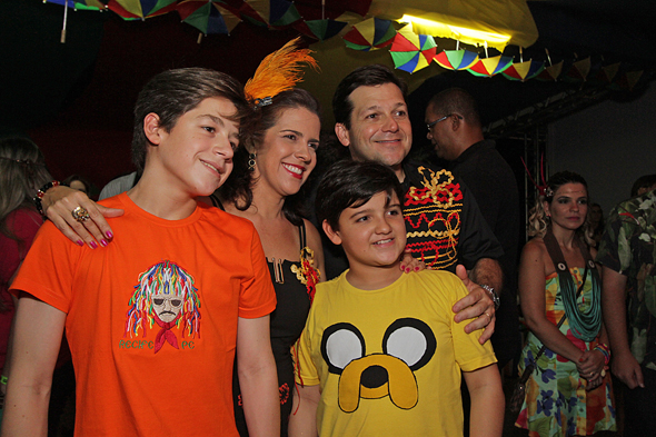 Cristina Mello e Geraldo Júlio com os filhos - Crédito: Roberto Ramos/DP