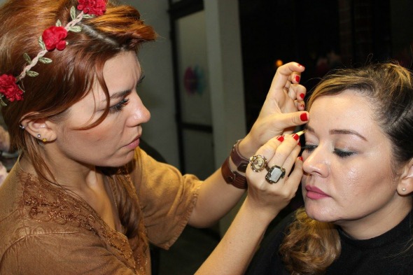 A maquiadora Jane Silva em demonstração de técnica. Crédito: Divulgação/Galeria da Maquiagem