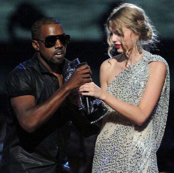 Kanye West interrompeu Taylor durante o VMA de 2009 - Crédito: Reprodução/Twitter