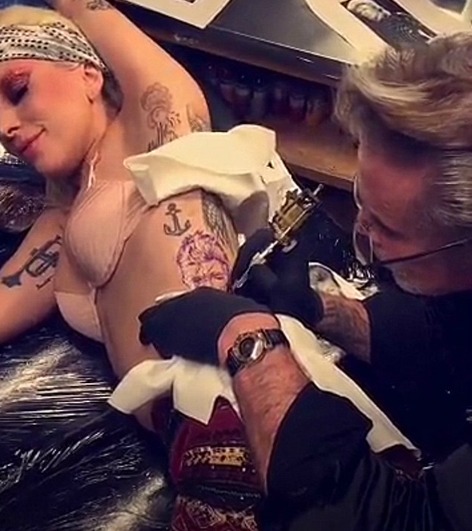 Tatuagem de Lady Gaga em homenagem a David Bowie. Crédito: Reprodução Snapchat