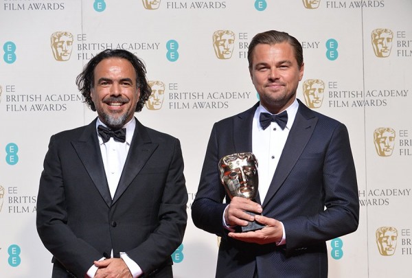 Iñárritu e Leonardo DiCaprio levaram prêmios por O Regresso - Crédito: Reprodução/Twitter