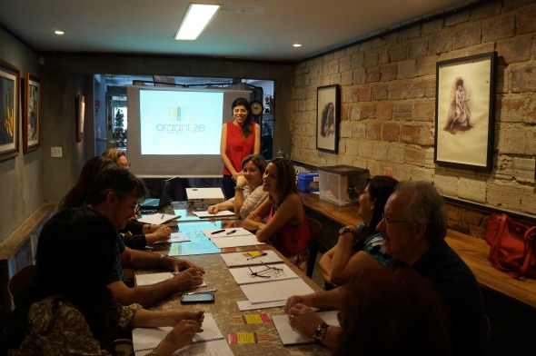 A empresária Camila Teixeira ministrando curso de organização. Crédito: Diulgação/Organizze