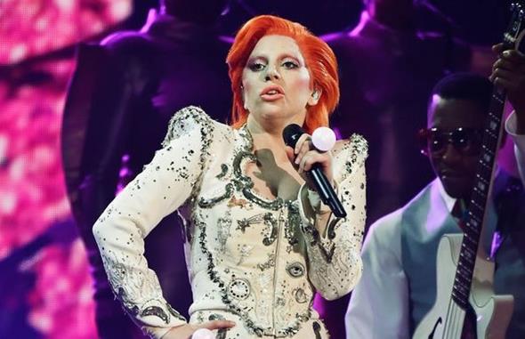Lady Gaga se apresentou em tributo a Bowie no Grammy - Crédito: Reprodução/Twitter