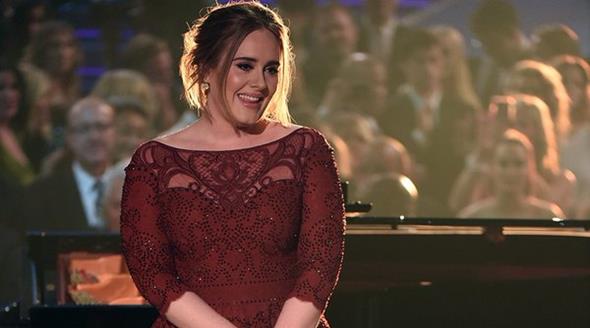Adele sofreu alguns problemas técnicos durante a apresentação no Grammy e chegou a desafinar - Crédito: Reprodução/Twitter