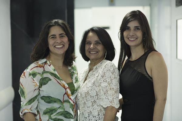 A médica Ângela Silveira e as filhas Ana Paula e Ana Karina - Créditos: Ednaldo Bispo/Divulgação