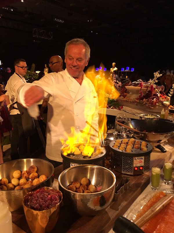 O chef Wolfgang Puck é responsável pelo banquete há 22 anos - Crédito: Reprodução/Twitter