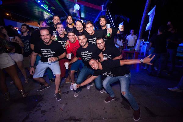 Otávio Barros levou os amigos para fazer a despedida de solteiro - Crédito: Vito Sormany/Divulgação