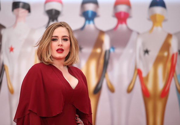 Adele foi a grande vencedora da noite com quatro estatuetas - Crédito: Reprodução/Twitter