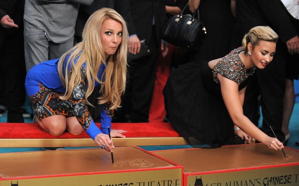 Britney Spears e Demi Lovato foram juradas na versão americana do programa - Crédito: Reprodução/Twitter