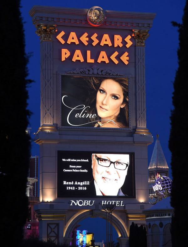 O cartaz do Caesars Palace na noite do show de volta, com uma imagem de René Angélil, o marido de Celine Dion