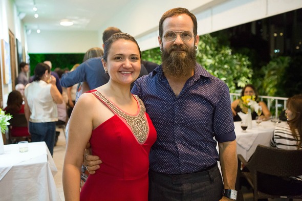 Fabiana Gusmão e o artista plástico Alfredo Lima. Crédito: Clara Gouvêa/Divulgação