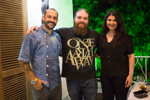 O chef Doryan Bessa, o empresário Antônio Augusto Araújo e sua esposa Juliana Araújo. Crédito: Clara Gouvêa/Divulgação