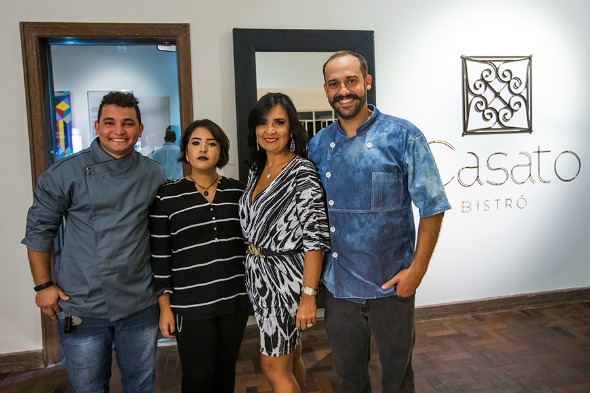 Os chefs Adriano Oliveira e Doryan Bessa com as sócias Beatriz e Márcia Cabral. Crédito: Clara Gouvêa/Divulgação