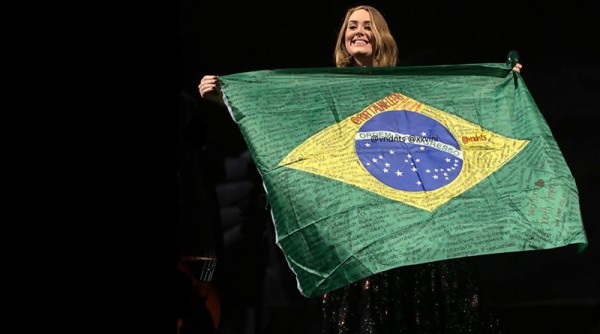 Adele já posou com a bandeira do Brasil show - Crédito: Reprodução/Portal Adele Brasil