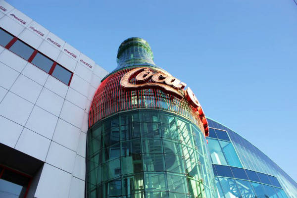 A Coca-Cola gigante na entrada