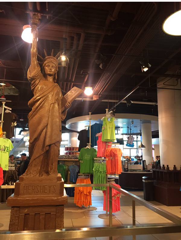 Estátua da Liberdade em chocolate na loja da Hersheys