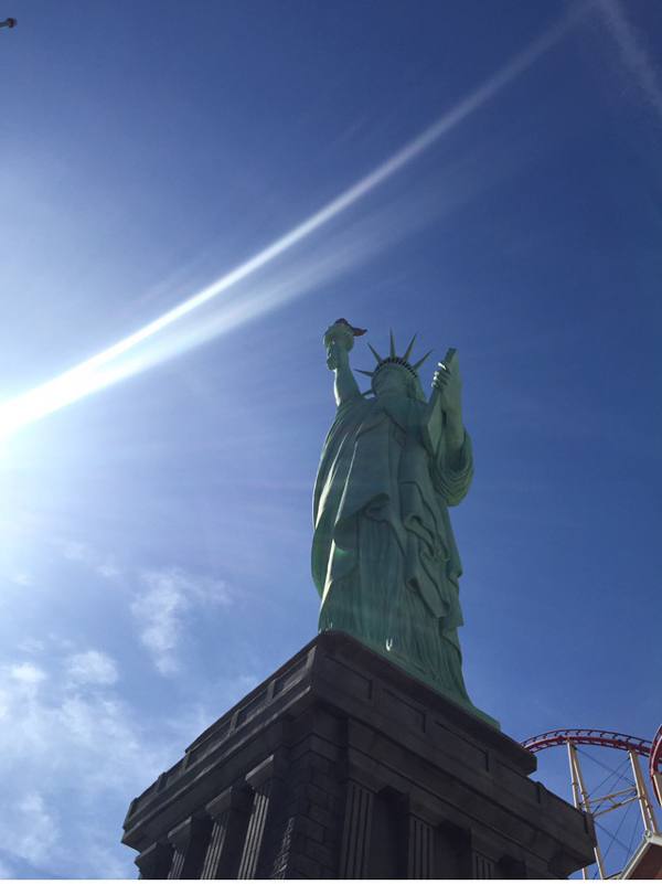 Estátua da Liberdade em tamanho real em frente ao Hotel New York New Yok