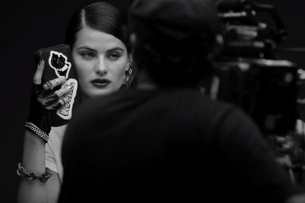 Isabelli Fontana estrela campanha de Karl Lagerfeld para a Riachuelo - Crédito: Reprodução/Vogue
