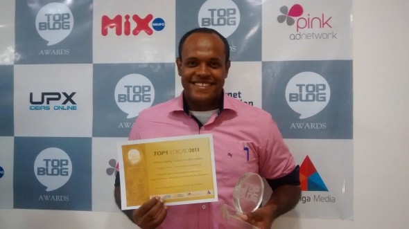 Iran Pontes com o certificado do prêmio, em 2013. Crédito: Divulgação/ Design Culture