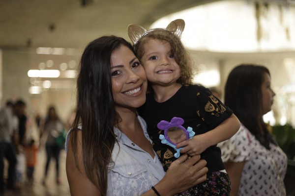 A ex-BBB e blogueira Karla Patrícia com a filha Carol - Crédito: Gustavo Glória/Divulgação