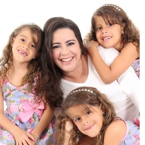 Manuela e as filhas Marina, Letícia e Júlia. Crédito: Arquivo pessoal / Divulgação