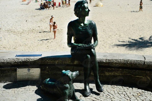  Estátua de Clarisse Lispector atrai turistas no Leme Foto: Agência Brasil 